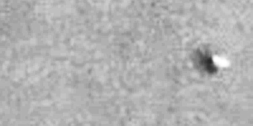 UFO daylight photo reveals mysterious object