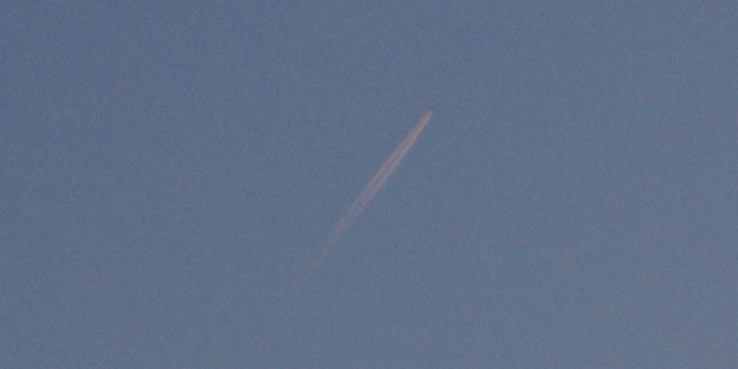 Aircraft with very short contrail