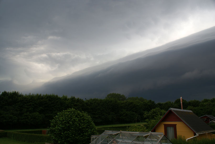 Apocalyptic shelf cloud weather phenomenon