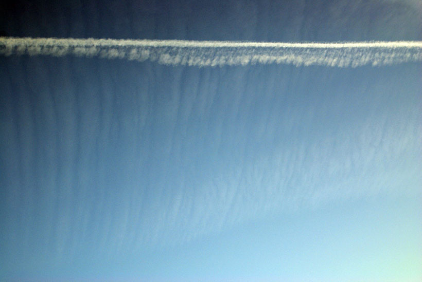 Aerodynamic contrails residues development with long strands