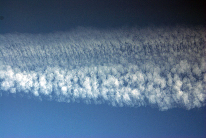 How aerodynamic condensation trails expand and behaves