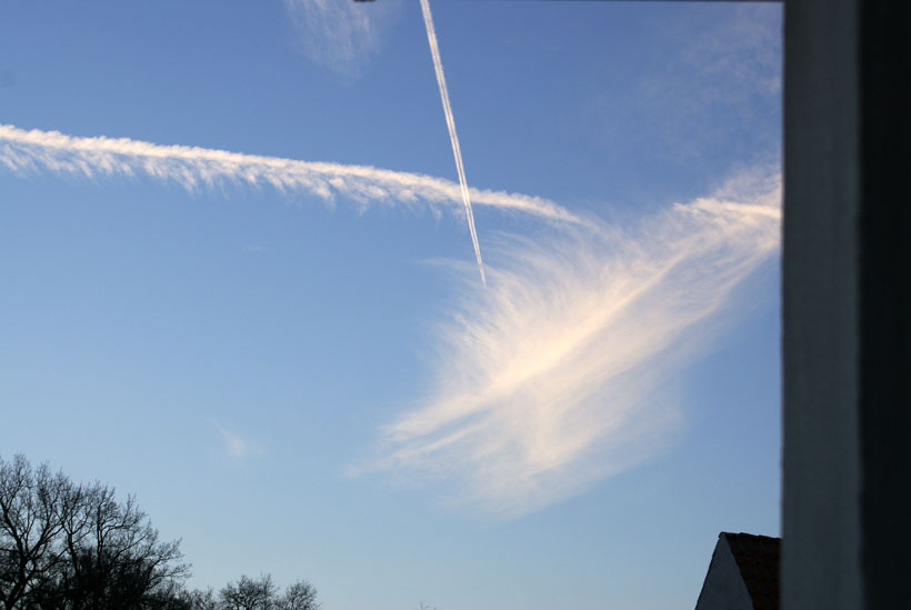 Sylph-like contrail-cloud captured on photography