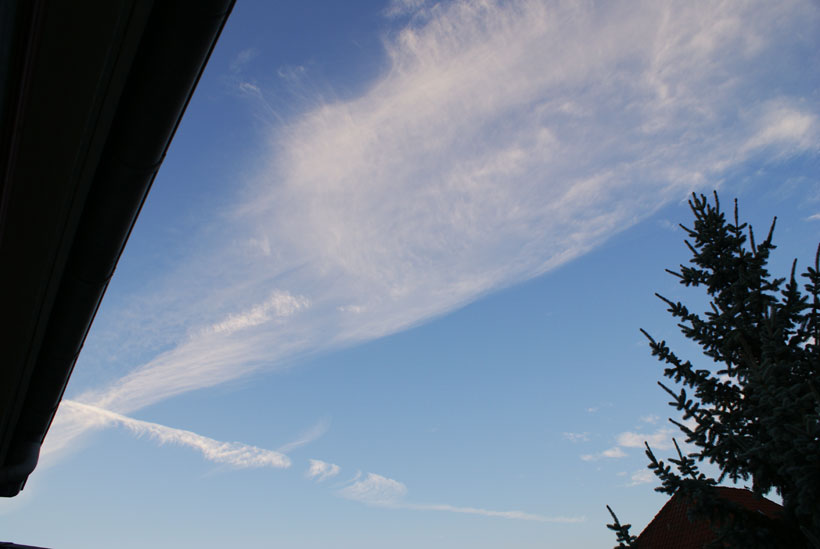 Sylph-like contrail-cloud connected to weather system?
