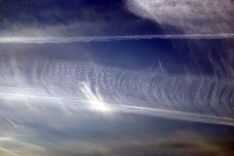 Dotted contrail strands