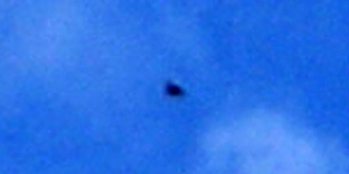 DSC00516-uap-3-003 Clear rounded UFO hovering Auto Contrast